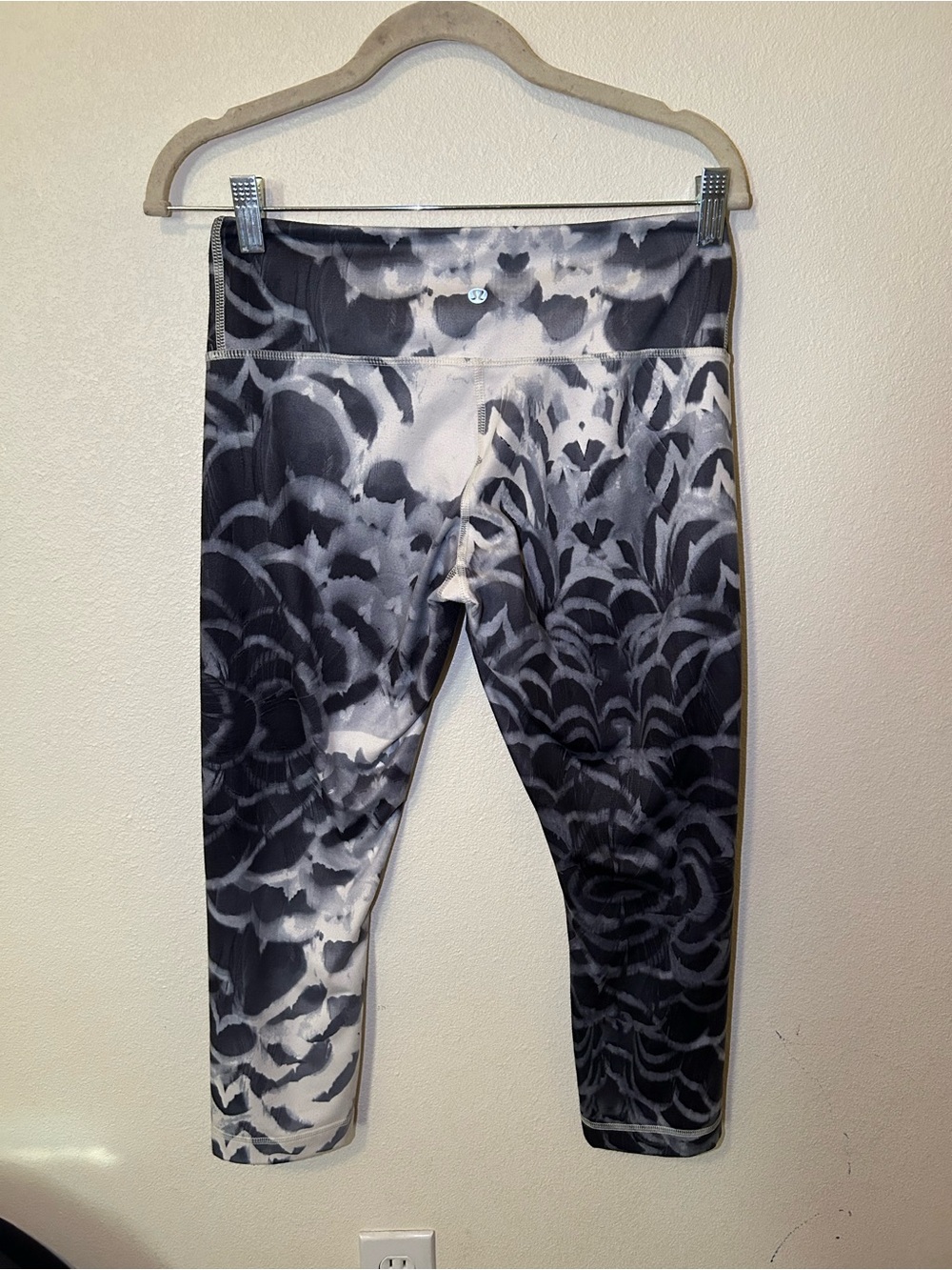 Lulelemon Black & White Patterned Active Crop Leggings